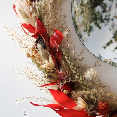 Couronne fleurie et miroir. Coloris beige, rouge et vert.