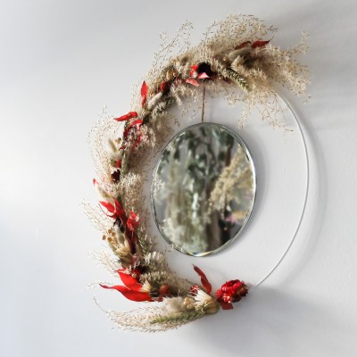 Couronne fleurie et miroir. Coloris beige, rouge et vert.