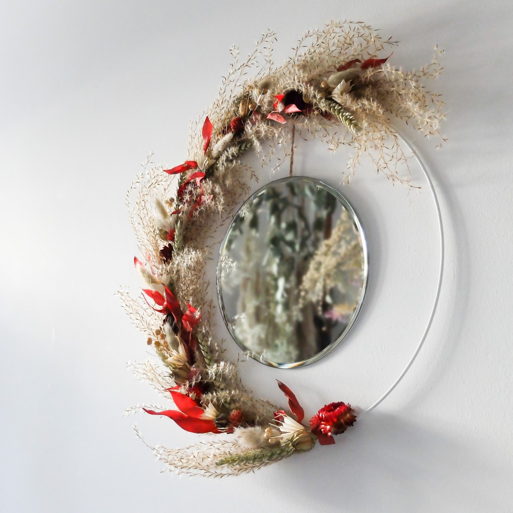 Couronne fleurie et miroir. Coloris beige, rouge et vert.