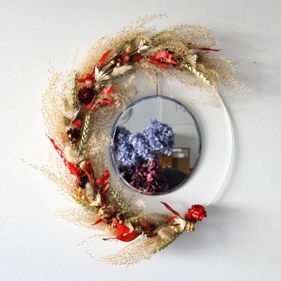 Couronne fleurie et miroir. Coloris beige, rouge et vert.