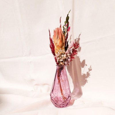Composition de fleurs séchées et son vase rose