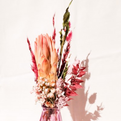 Composition de fleurs séchées et son vase rose