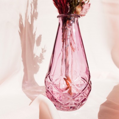 Composition de fleurs séchées et son vase rose