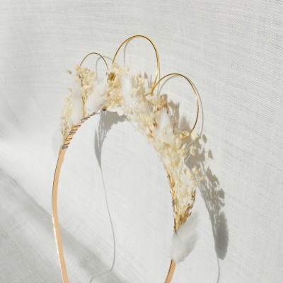 Diadème, fait main, en fleurs séchées et stabilisées dans les tons blanc et crème.
