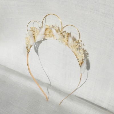 Diadème, fait main, en fleurs séchées et stabilisées dans les tons blanc et crème.