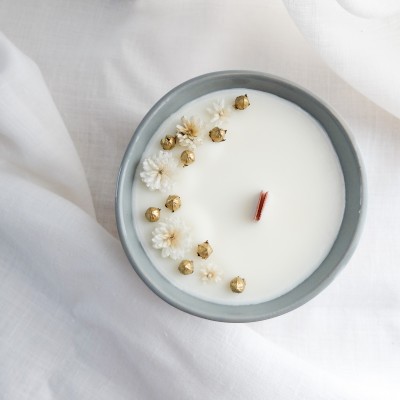 Bougie parfumée à la madeleine et décorée de fleurs séchées. Mèche en bois.