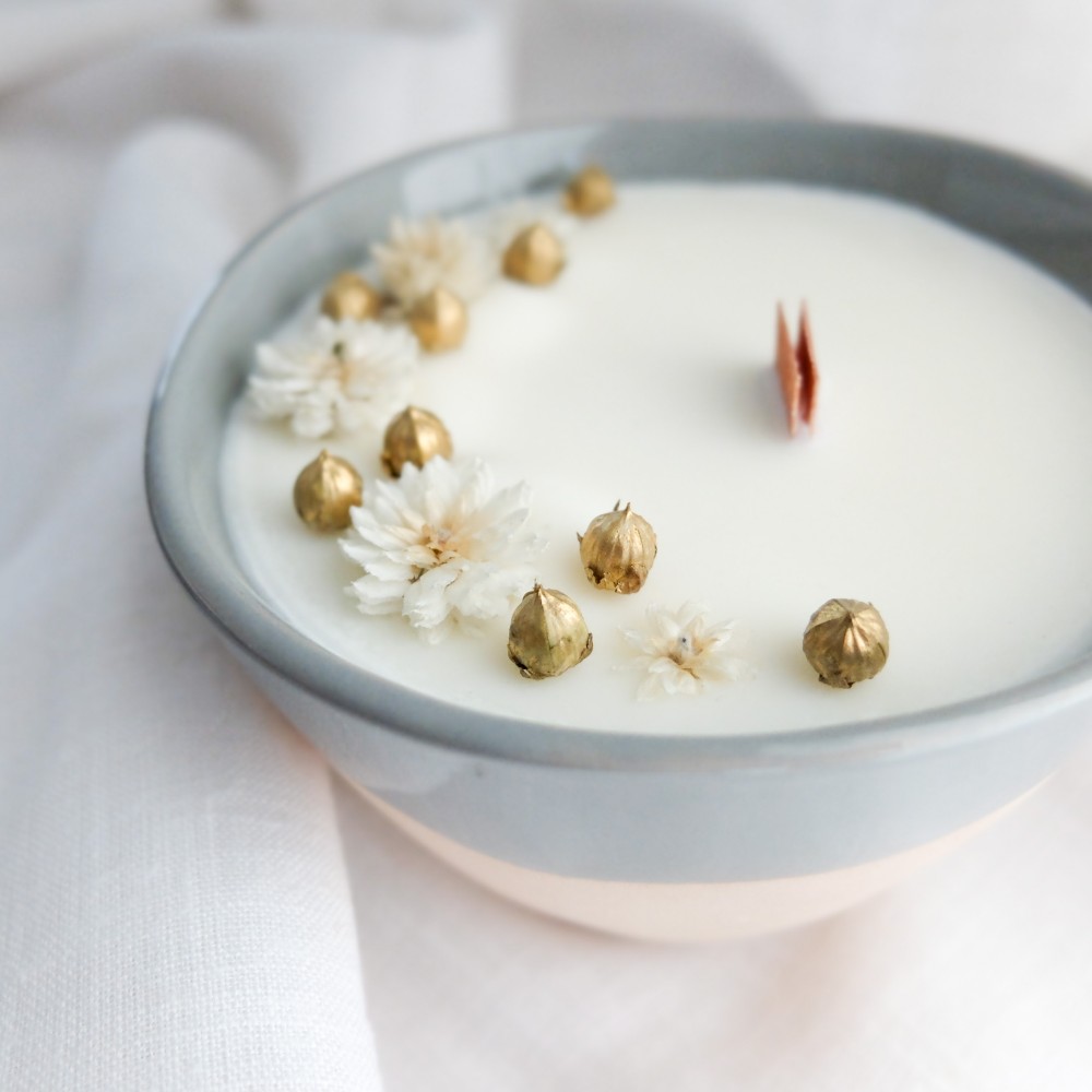 Bougie parfumée à la madeleine et décorée de fleurs séchées. Mèche en bois.