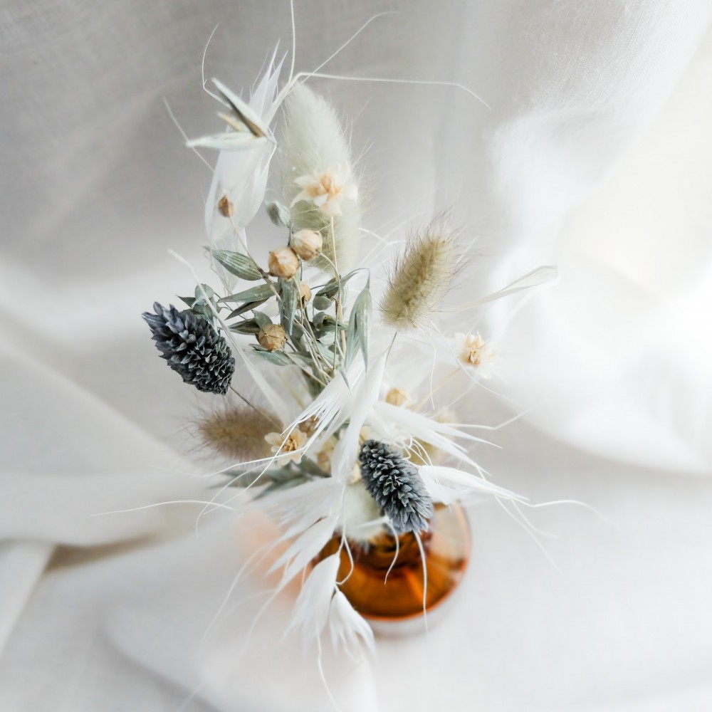 Bouquet de fleurs séchées et son vase en verre apothicaire