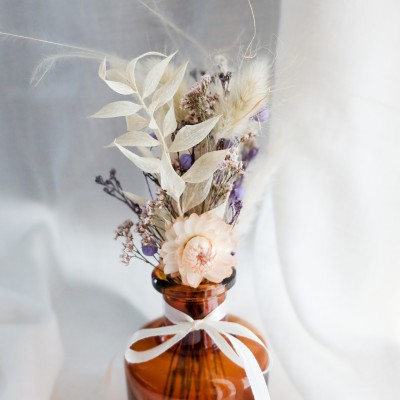 Bouquet de fleurs séchées et son vase en verre apothicaire