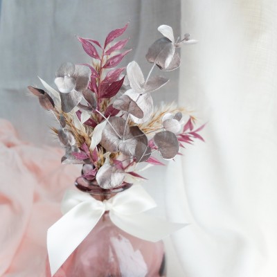 Bouquet de fleurs séchées et son vase en verre rose