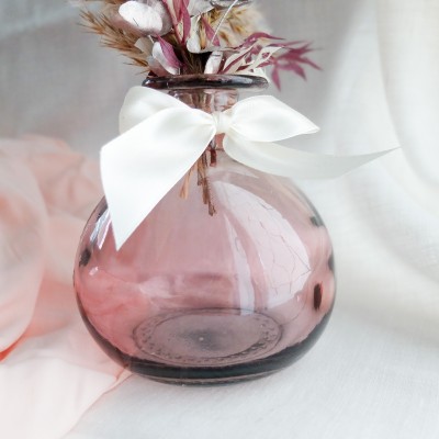 Bouquet de fleurs séchées et son vase en verre rose