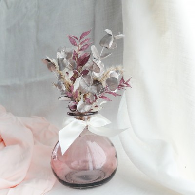 Bouquet de fleurs séchées et son vase en verre rose