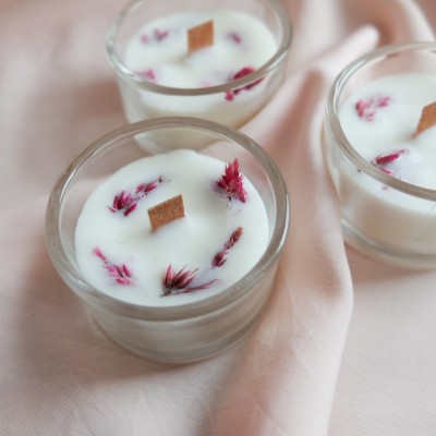 Lot de trois bougies parfumées à la cerise noire et décorées de fleurs séchées. Mèche en bois.