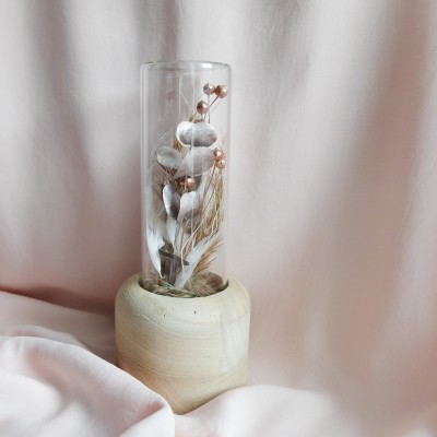 Tube en verre contenant des fleurs séchées crème, champagne et cuivre. Format moyen.