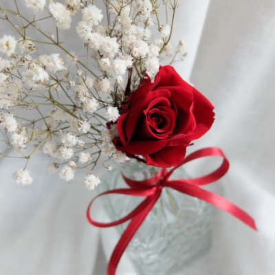 Bouquet de fleurs séchées et stabilisées et son vase en verre