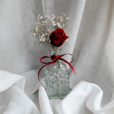 Bouquet de fleurs séchées et stabilisées et son vase en verre