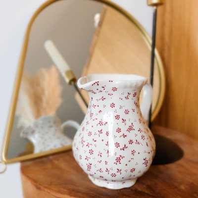 Carafe en céramique avec des motifs floraux