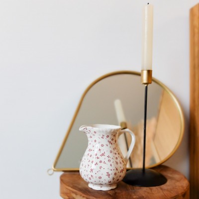 Carafe en céramique avec des motifs floraux