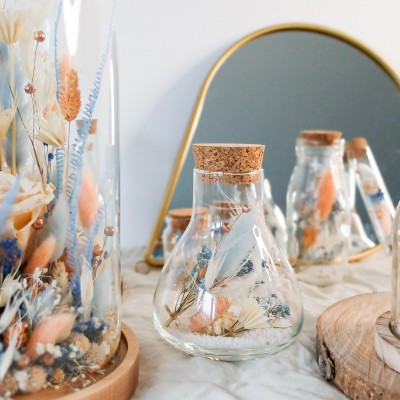 Fiole Erlenmeyer en verre contenant des fleurs séchées blanches, pêche et bleu ciel. Format moyen. Collection Pêche Bleue