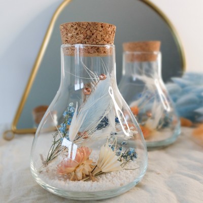 Fiole Erlenmeyer en verre contenant des fleurs séchées blanches, pêche et bleu ciel. Format moyen. Collection Pêche Bleue