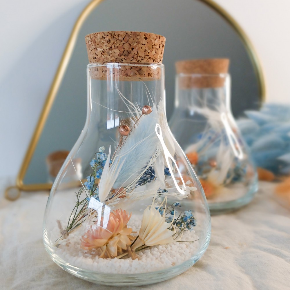 Fiole Erlenmeyer en verre contenant des fleurs séchées blanches, pêche et bleu ciel. Format moyen. Collection Pêche Bleue