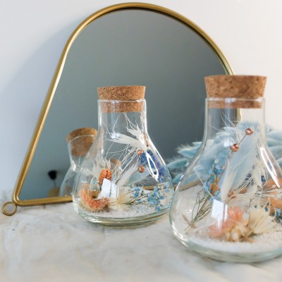 Fiole Erlenmeyer en verre contenant des fleurs séchées blanches, pêche et bleu ciel. Format moyen. Collection Pêche Bleue